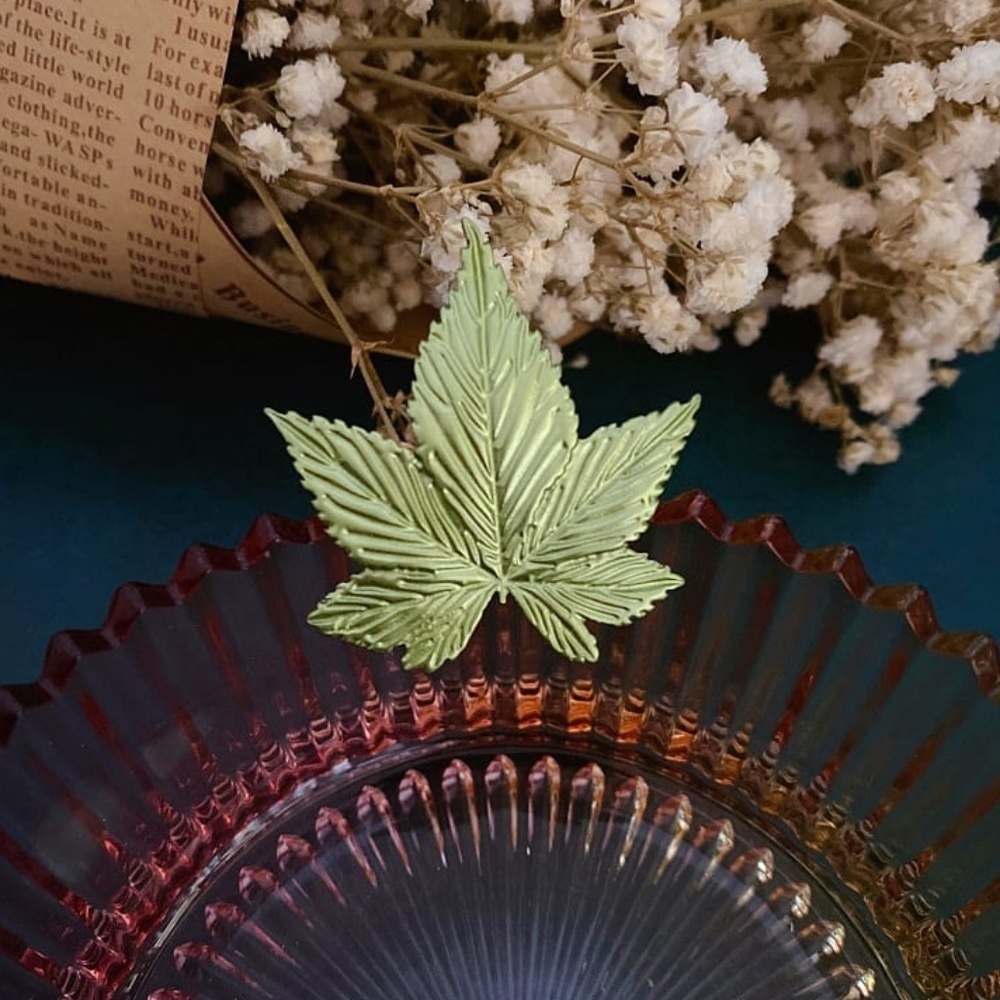 *ONDELYN* Green Fashion Leaf Shaped Brooch Lapel Pin